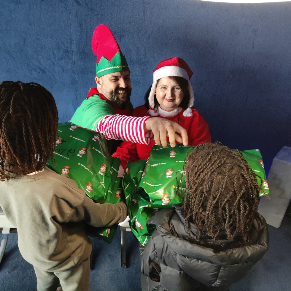 Mamá Noel entrega juguetes a niños de familias vulnerables en la Torre de Cristal de A Coruña