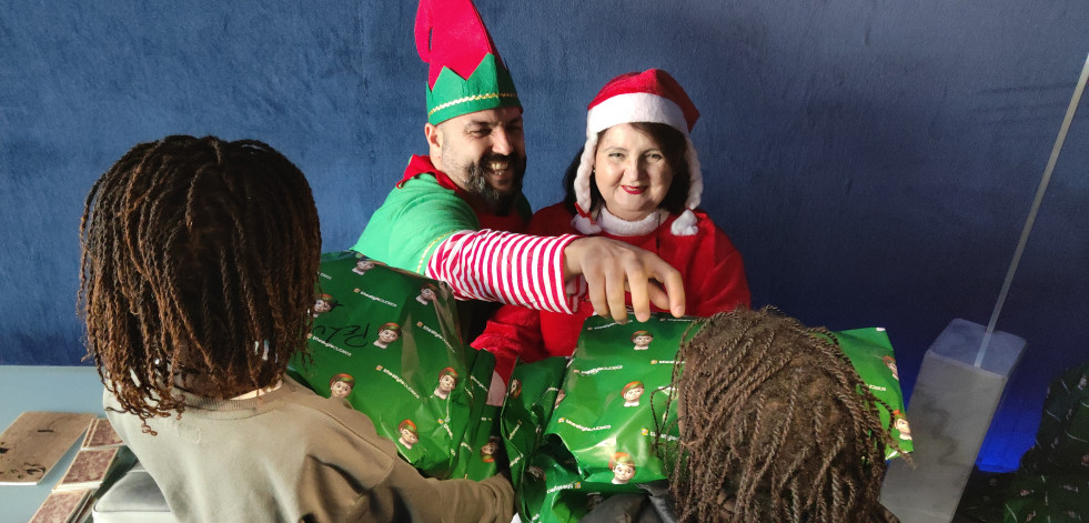 Mamá Noel entrega juguetes a niños de familias vulnerables en la Torre de Cristal de A Coruña