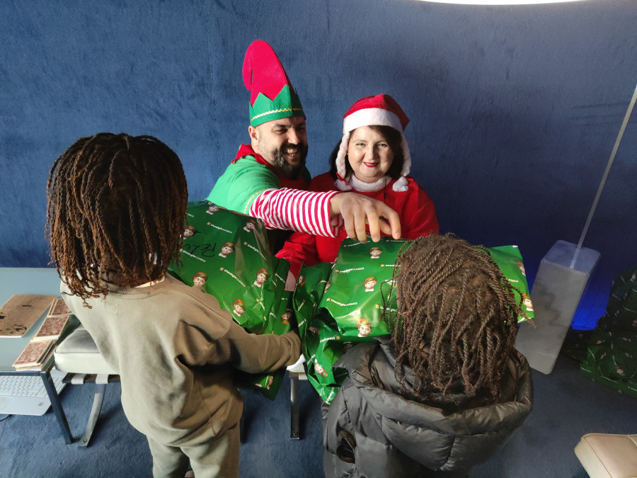 Mamá Noel entrega juguetes a niños de familias vulnerables en la Torre de Cristal de A Coruña