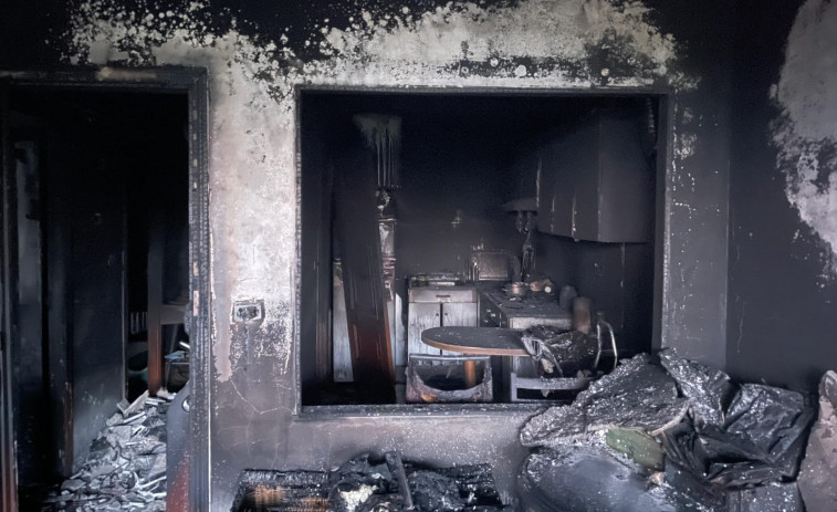 Una persona herida grave, cinco familias evacuadas y varias mascotas muertas en un incendio en Sada