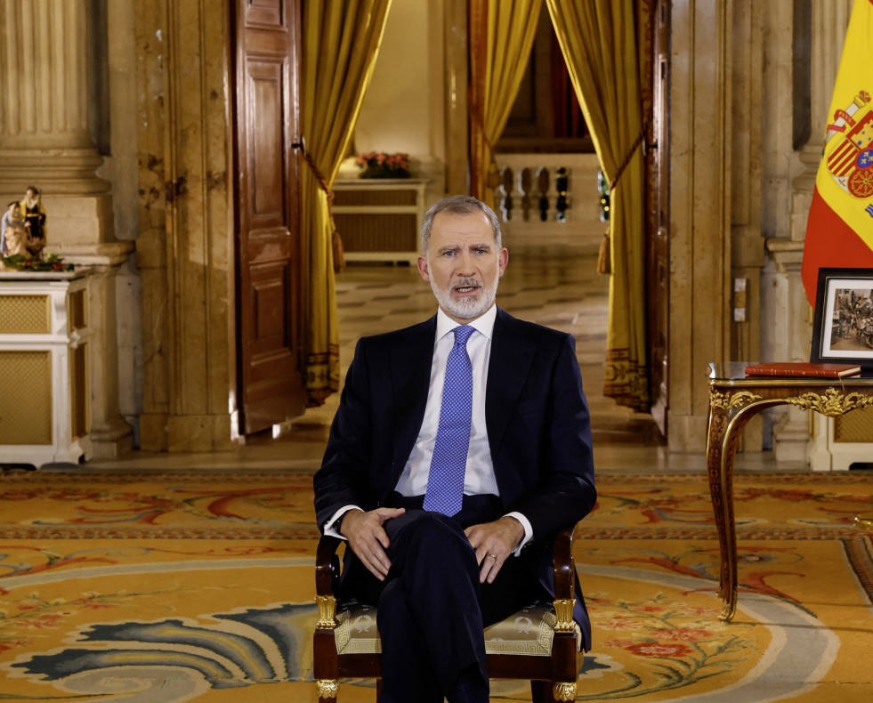 MADRID, 24/12/2024.- Felipe VI en su tradicional mensaje de Navidad, grabado en el Salón de Columnas del Palacio Real. EFE/ Ballesteros   POOL