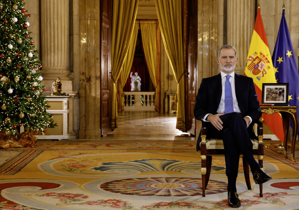 MADRID, 24/12/2024.- Felipe VI en su tradicional mensaje de Navidad, grabado en el Salón de Columnas del Palacio Real. EFE/ Ballesteros   POOL