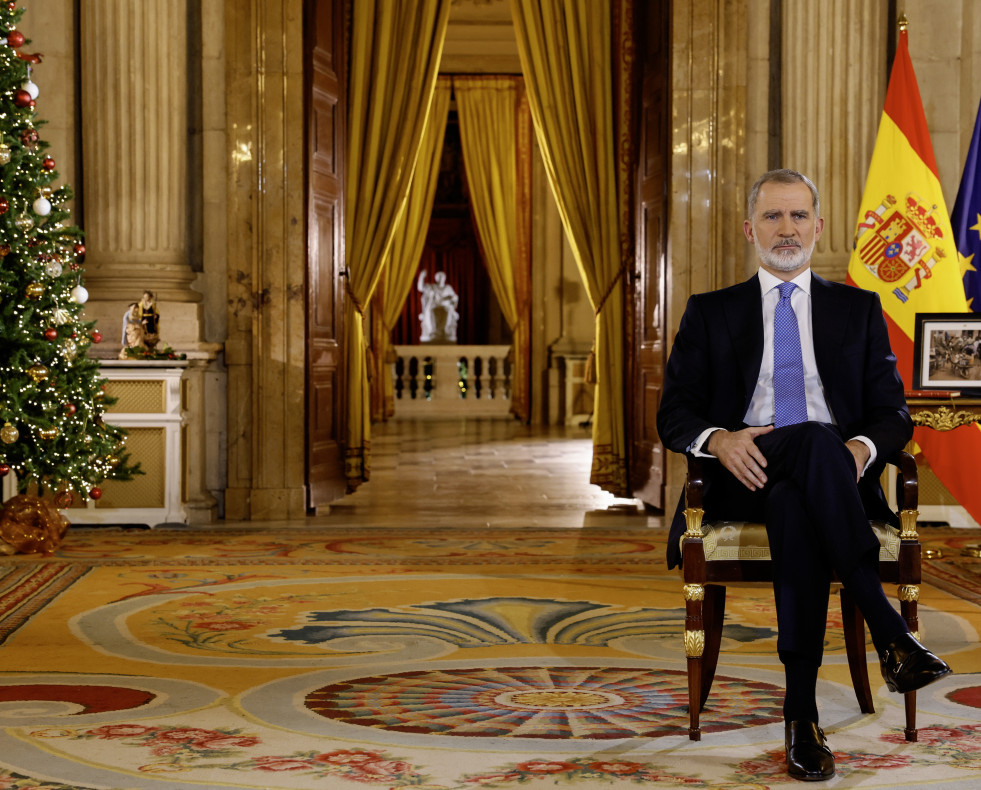 MADRID, 24/12/2024.- Felipe VI en su tradicional mensaje de Navidad, grabado en el Salón de Columnas del Palacio Real. EFE/ Ballesteros   POOL