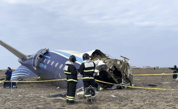 Tragedia aérea: un avión con 67 personas a bordo se estrella en Kazajistán