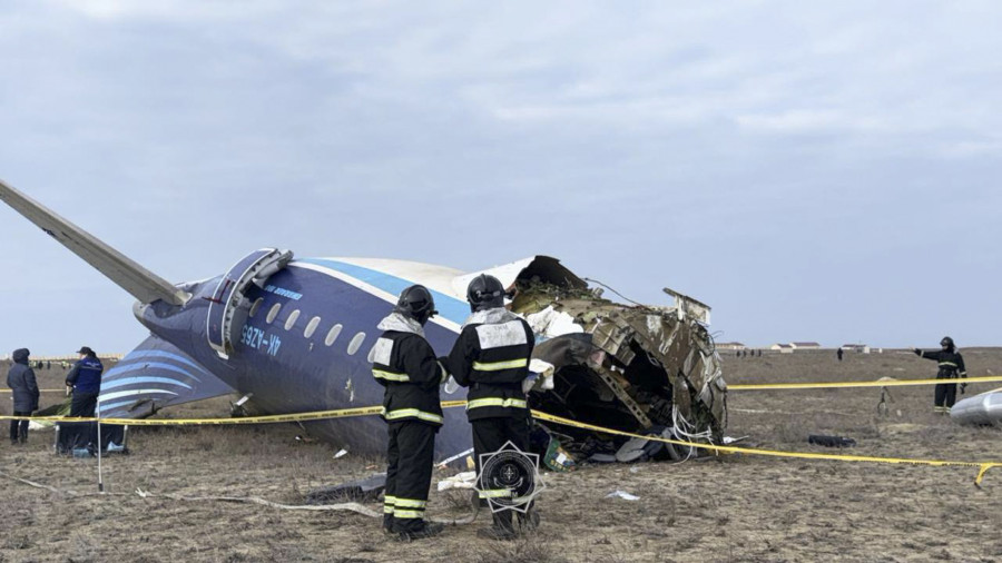 Tragedia aérea: un avión con 67 personas a bordo se estrella en Kazajistán