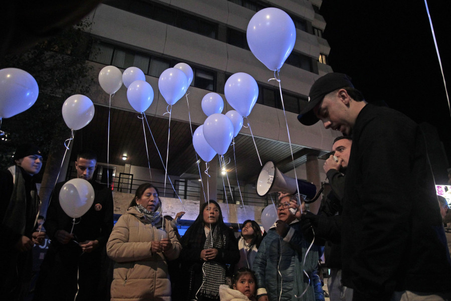 Globos al cielo para recordar a Yoel Quispe, el joven asesinado en el centro de A Coruña hace un año