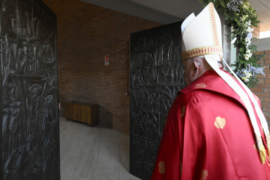 El papa abre la Puerta Santa desde una cárcel de Roma