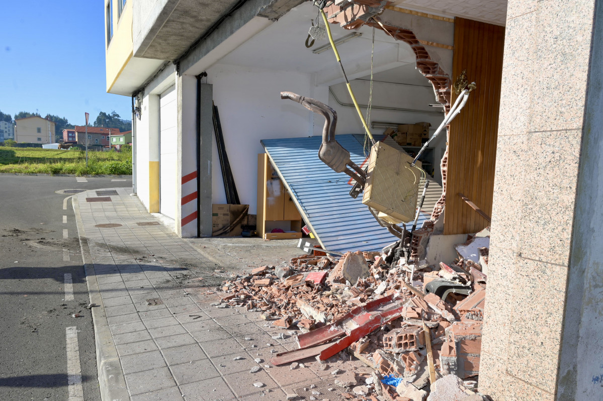 Autobu00fas urbano de A Coruu00f1a choca contra una casa de Meicende @ Javier Alboru00e9s (1)