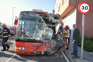 Autobús urbano de A Coruña choca contra una casa de Meicende @ Javier Alborés (3)