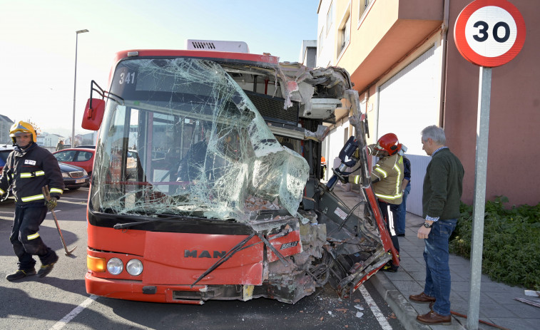 Un autobús urbano de A Coruña choca contra una casa en Meicende