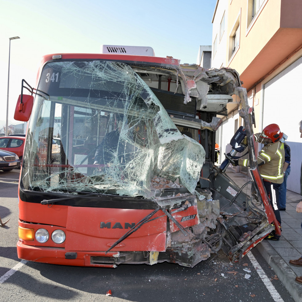 Un autobús urbano de A Coruña choca contra una casa en Meicende