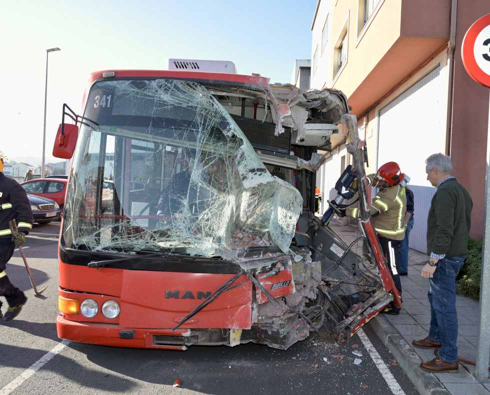 Autobús urbano de A Coruña choca contra una casa de Meicende @ Javier Alborés (3)