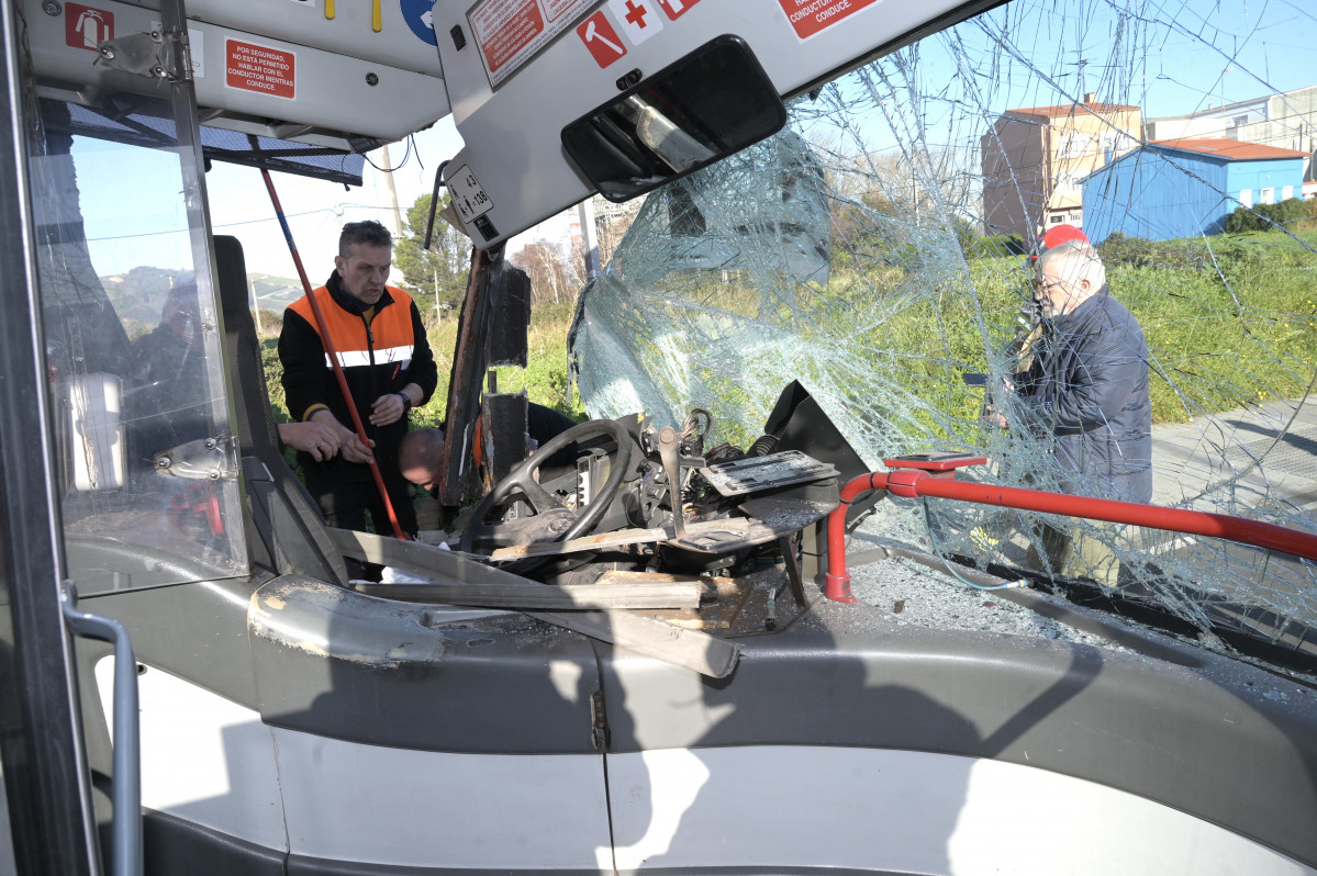 Autobús urbano de A Coruña choca contra una casa en Meicende @ Javier Alborés (5)