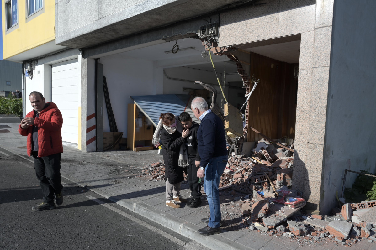 Autobús urbano de A Coruña choca contra una casa en Meicende @ Javier Alborés (6)