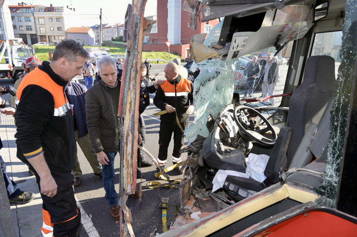 Autobús urbano de A Coruña choca contra una casa en Meicende @ Javier Alborés (4)