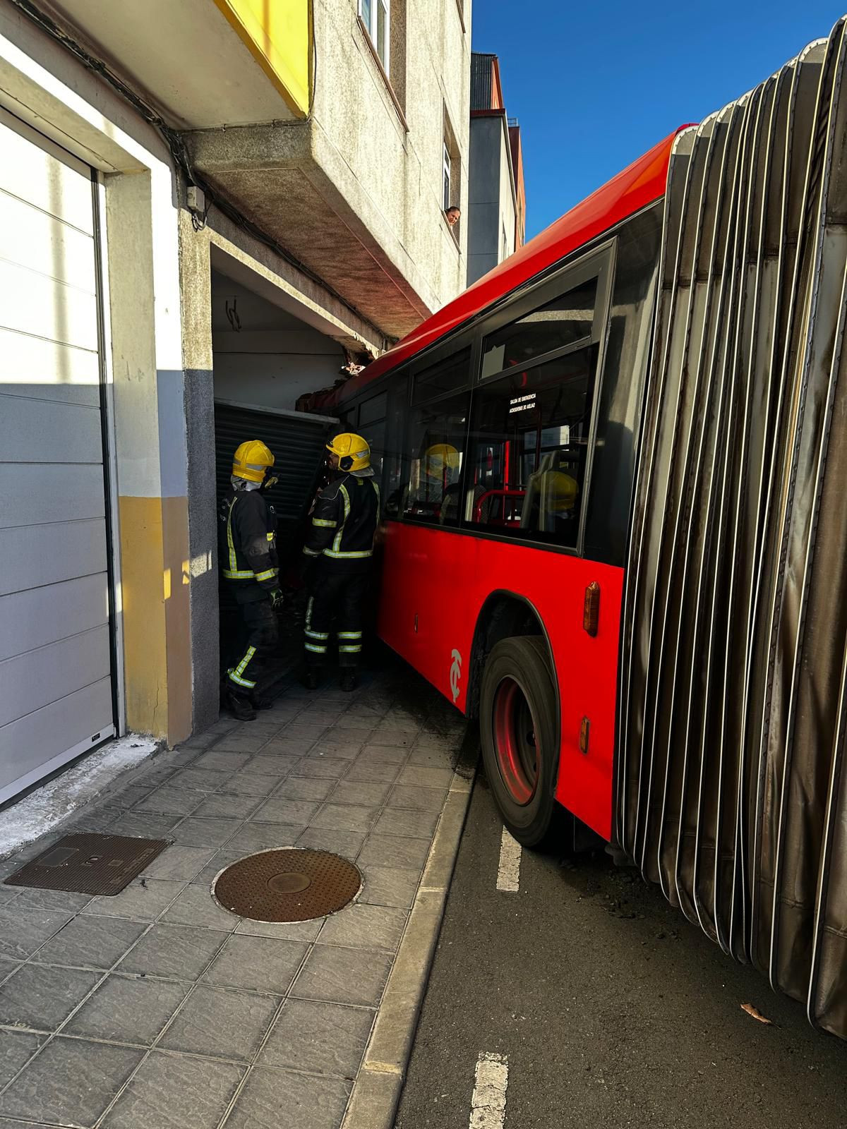 Bus urbano de A Coruu00f1a choca contra una casa de Meicende