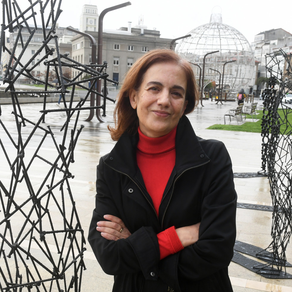 La coruñesa Carmen Senando expone en La Marina esculturas hechas con clavos soldados