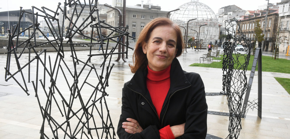 La coruñesa Carmen Senando expone en La Marina esculturas hechas con clavos soldados