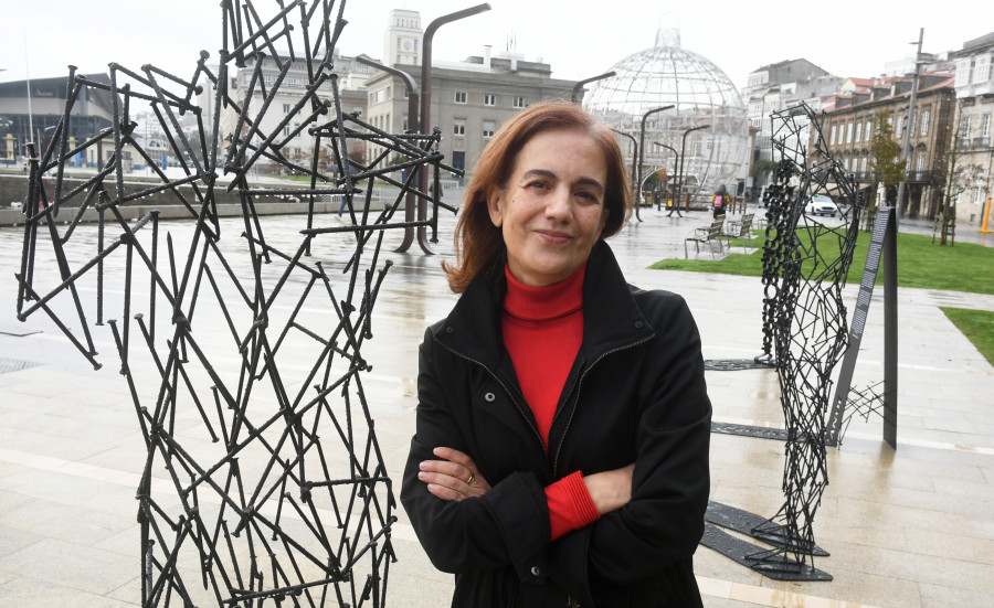 La coruñesa Carmen Senando expone en La Marina esculturas hechas con clavos soldados