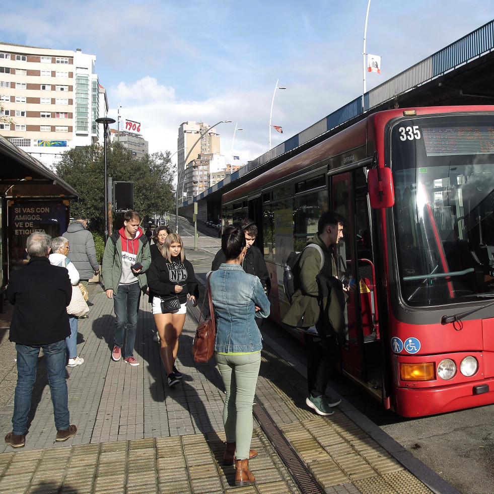 Los estudiantes coruñeses le piden a 2025 que la línea UDC opere por los barrios y tenga más frecuencia