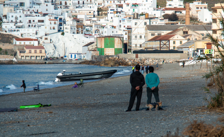 La Guardia Civil investiga la procedencia de una narcolancha varada en playa de Salobreña