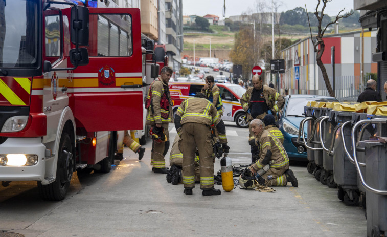 Los Bomberos de A Coruña apagan un incendio en la calle Alcalde Liaño Flores