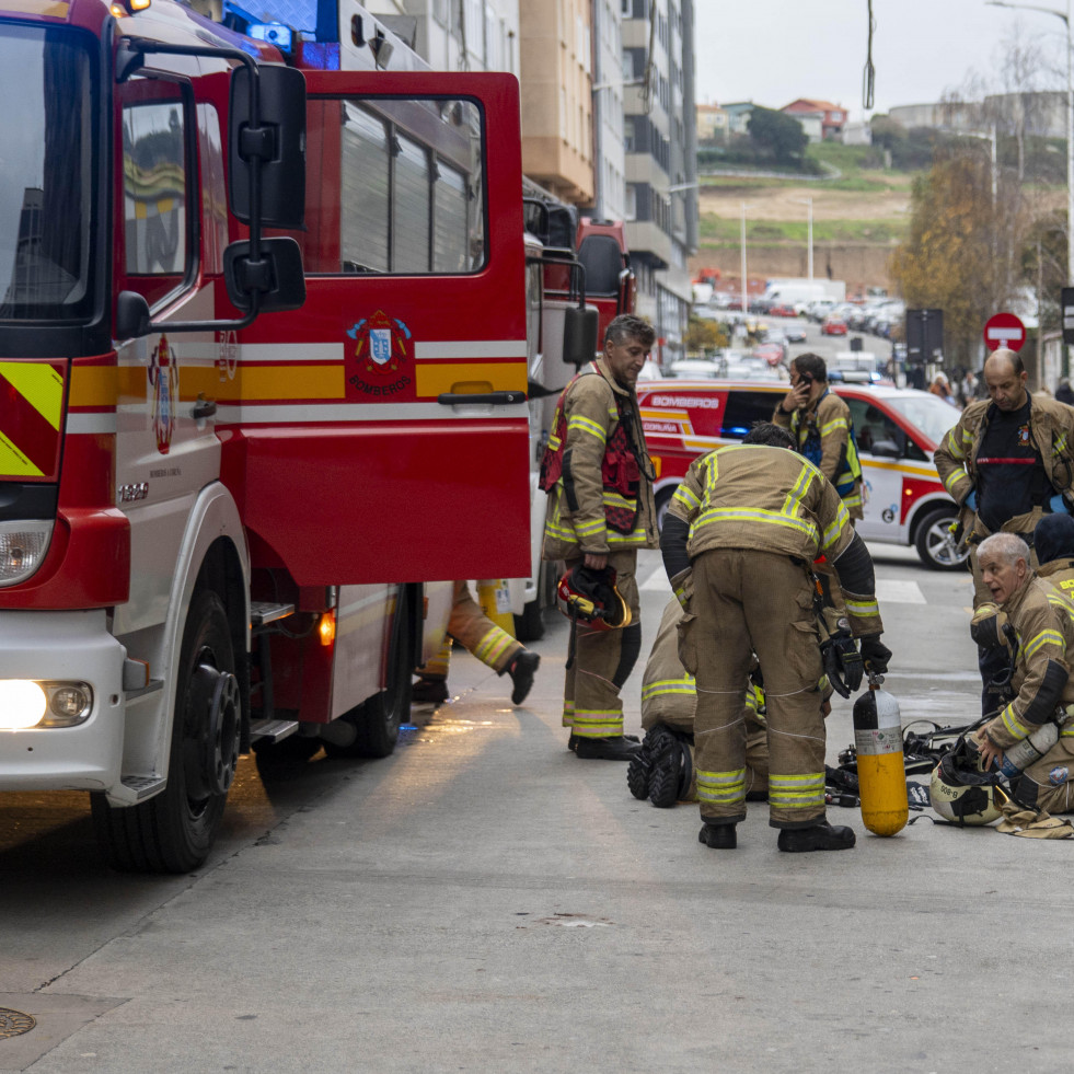 Los Bomberos de A Coruña apagan un incendio en el Grupo de Vivienda de María Pita