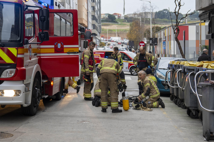 Los Bomberos de A Coruña apagan un incendio en la calle Alcalde Liaño Flores