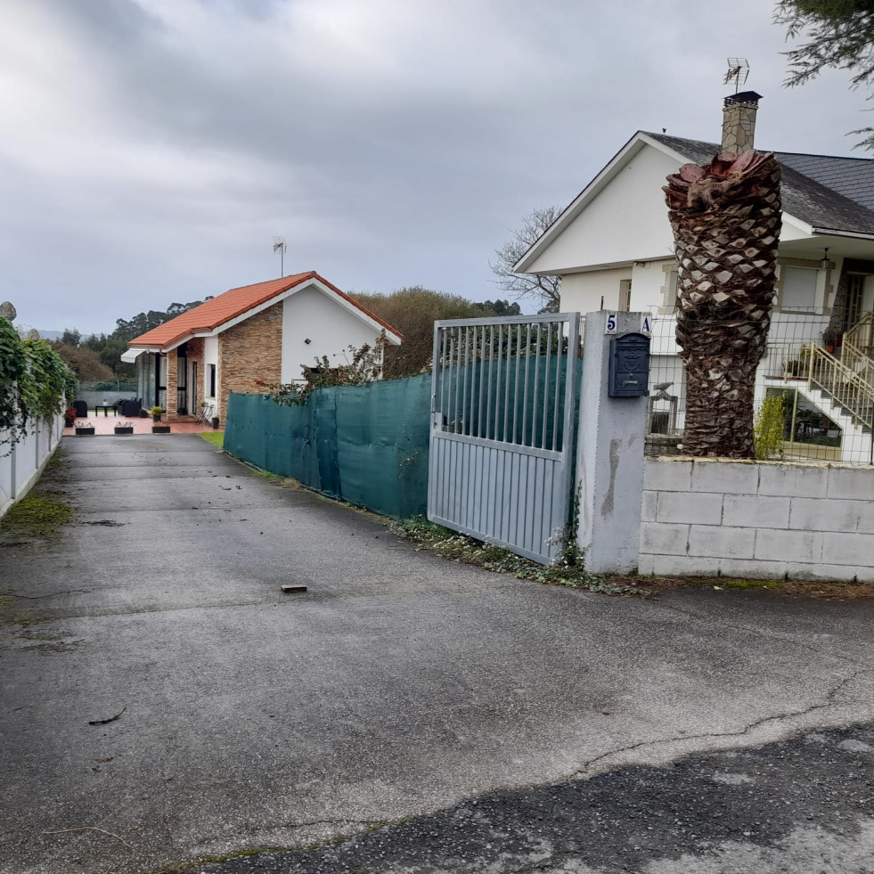 Telefónica tarda más de un año en retirar el cableado que se desplomó en una zona residencial de Dorneda