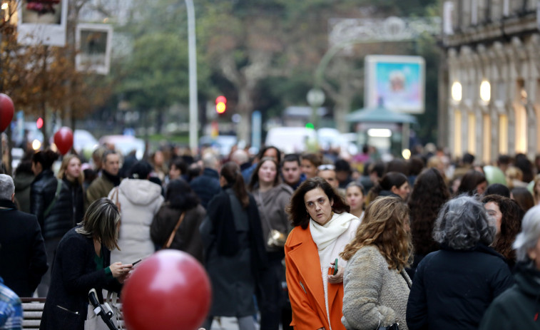 Los coruñeses apuran hasta el último momento para comprar regalos de Navidad