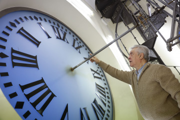 MADRID, 26/12/2024.- El reloj de la Puerta del Sol, que el día 31 dará las campanadas de Nochevieja, tras la puesta apunto que le han realizando para que marque con total precisión el cambio de añ