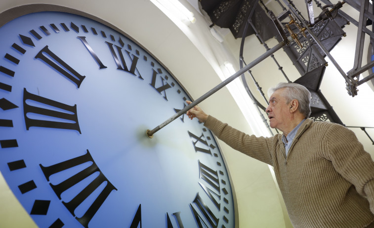 El reloj de la Puerta del Sol, a punto para las campanadas de Nochevieja