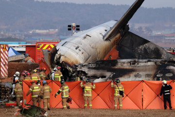 Muan (South Korea), 29/12/2024.- Firefighters search at the wreckage of the Jeju Air aircraft at Muan International Airport in Muan, 288 kilometers southwest of Seoul, South Korea, 29 December 2024. A