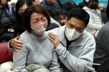 Muan (South Korea), 29/12/2024.- People react after a Jeju Air aircraft crashed at Muan International Airport in Muan, 288 kilometers southwest of Seoul, South Korea, 29 December 2024. According to th