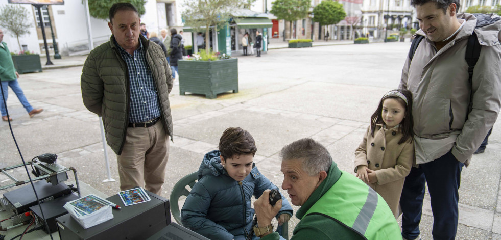 Los niños de Betanzos se ‘radioaficionan’ a hablar con los Reyes Magos