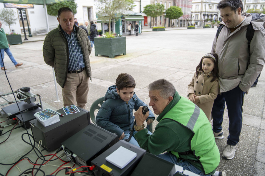 Los niños de Betanzos se ‘radioaficionan’ a hablar con los Reyes Magos