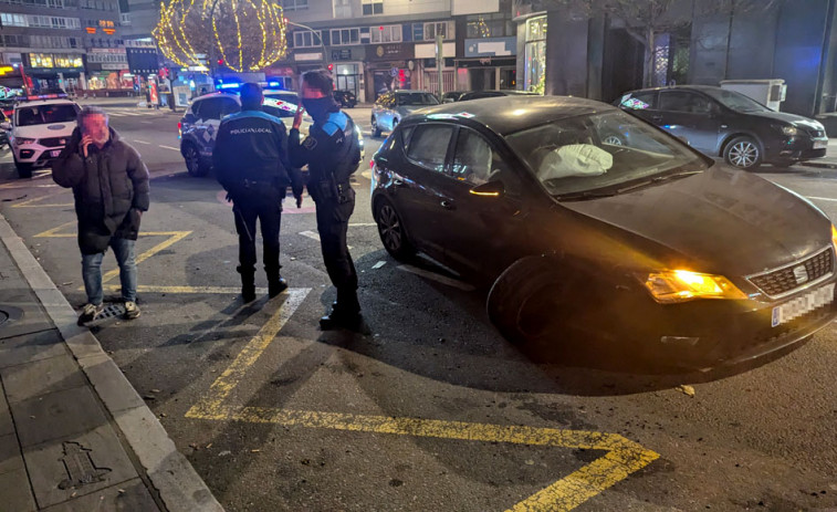 Una colisión entre dos coches corta dos carriles de Juan Flórez