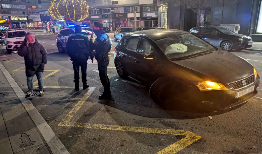 Una colisión entre dos coches corta dos carriles de Juan Flórez