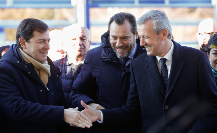 La apertura del último de los viaductos de la A-6 en El Castro reconecta Castilla  y León y Galicia