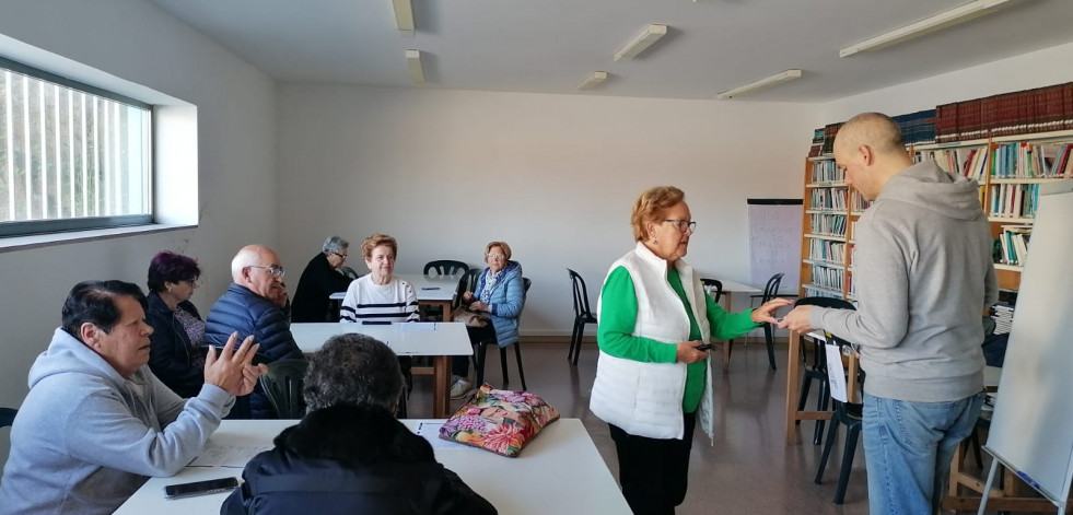 El Concello de Oleiros organiza cursos de manejo de móviles para personas mayores de 65 años