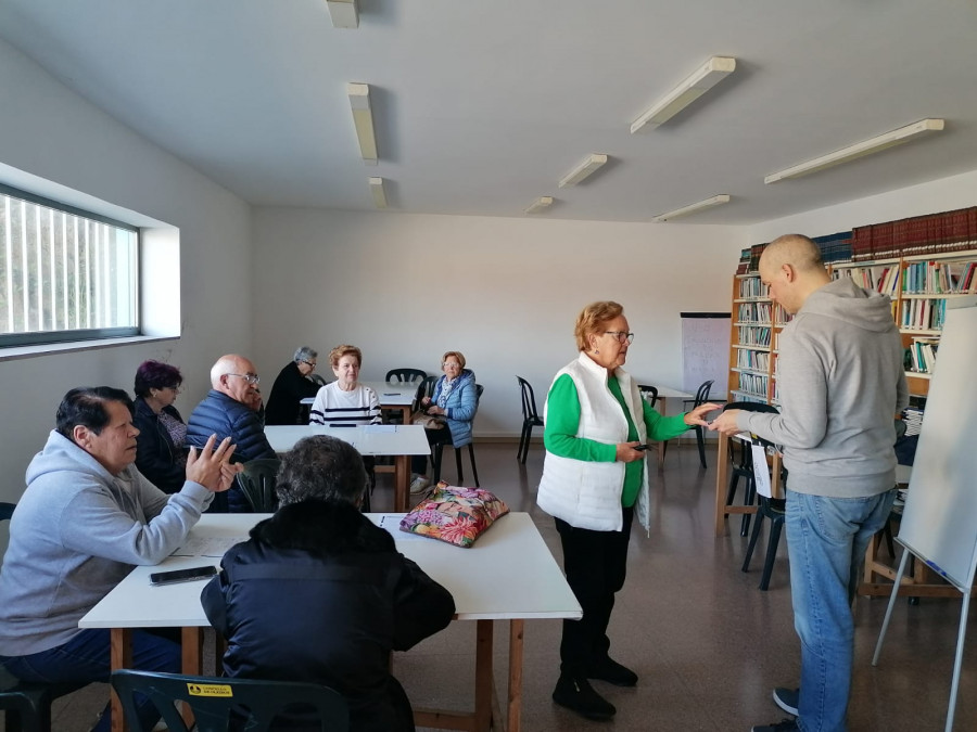 El Concello de Oleiros organiza cursos de manejo de móviles para personas mayores de 65 años