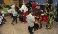 Los Reyes Magos aterrizan en Alvedro para cumplir los deseos de los niños coruñeses