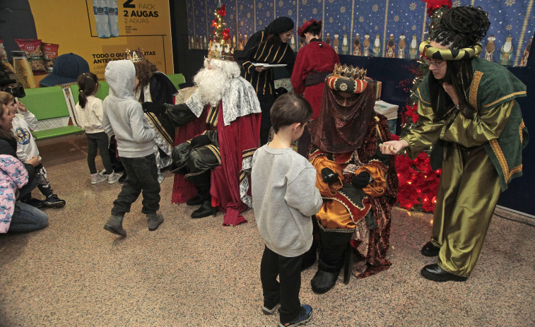 Los Reyes Magos aterrizan en Alvedro para cumplir los deseos de los niños coruñeses