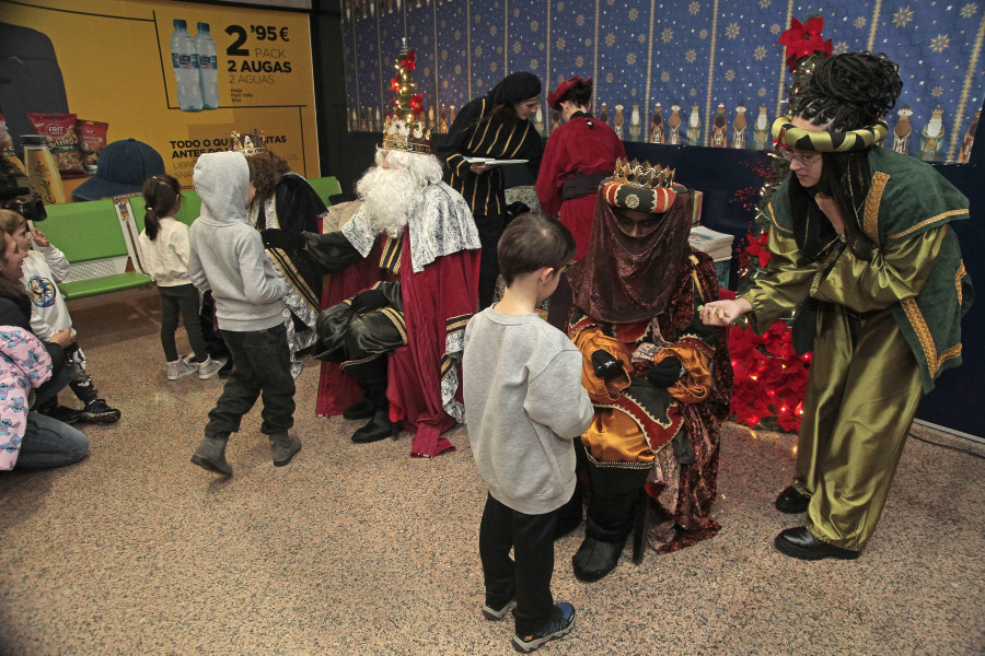 Los Reyes Magos aterrizan en Alvedro para cumplir los deseos de los niños coruñeses