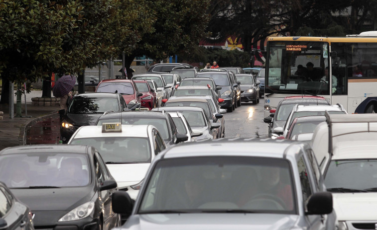 El tráfico generado por las compras colapsa la zona de Ramón y Cajal