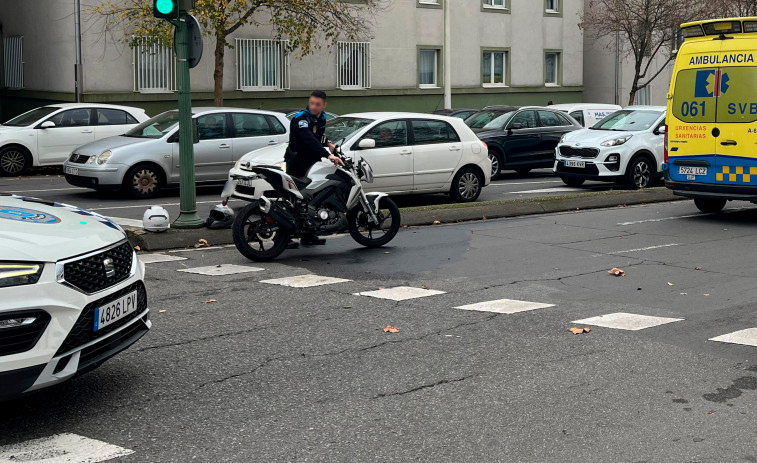 Un motorista resulta herido en el cruce de la Ronda de Outeiro con la avenida Gran Canaria