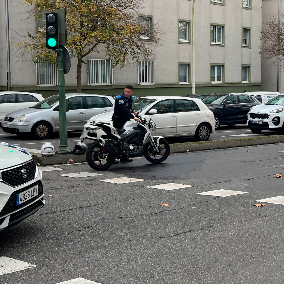 Un motorista resulta herido en el cruce de la Ronda de Outeiro con la avenida Gran Canaria