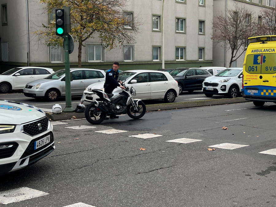 Un motorista resulta herido en el cruce de la Ronda de Outeiro con la avenida Gran Canaria