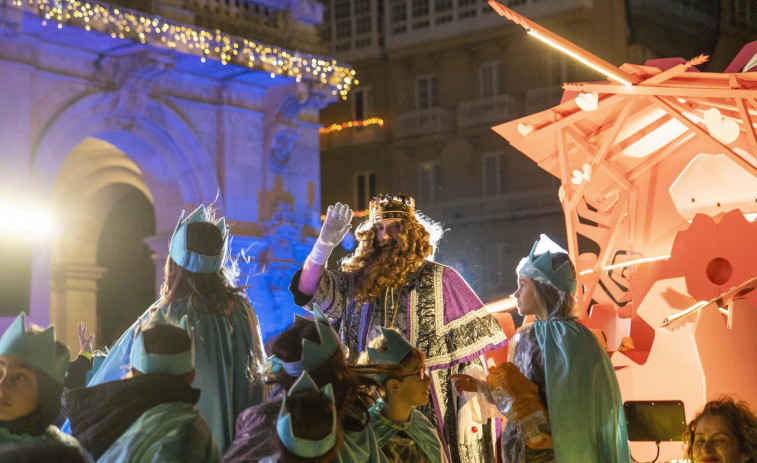 Los Reyes alejan el agua y el viento con su magia y se exhiben ante más de 100.000 coruñeses