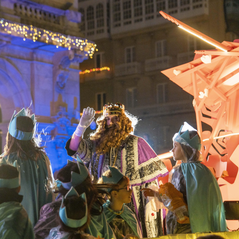 Los Reyes alejan el agua y el viento con su magia y se exhiben ante más de 100.000 coruñeses